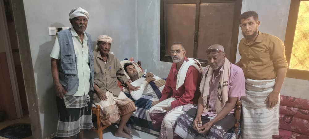 وفد من قيادات الانتقالي والشخصيات الاجتماعية يزورون المناضل الإعلامي السنيدي في منزله بباتيس