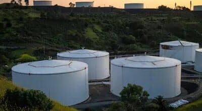 أسعار النفط تهبط للشهر الرابع على التوالي وسط ترقب قرارات “أوبك+” وتخفيف التوترات الجيوسياسية