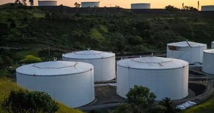 أسعار النفط تهبط للشهر الرابع على التوالي وسط ترقب قرارات “أوبك+” وتخفيف التوترات الجيوسياسية