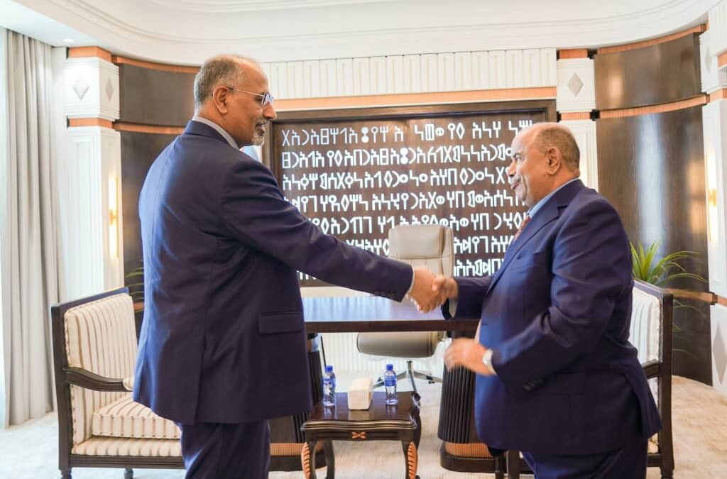 الرئيس القائد عيدروس الزُبيدي  يلتقي محافظ حضرموت سالم الخنبشي