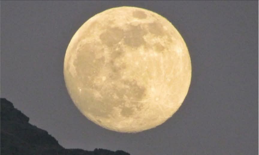 القمر العملاق يضيئ جبل بعدان في ظاهرة فلكية نادرة