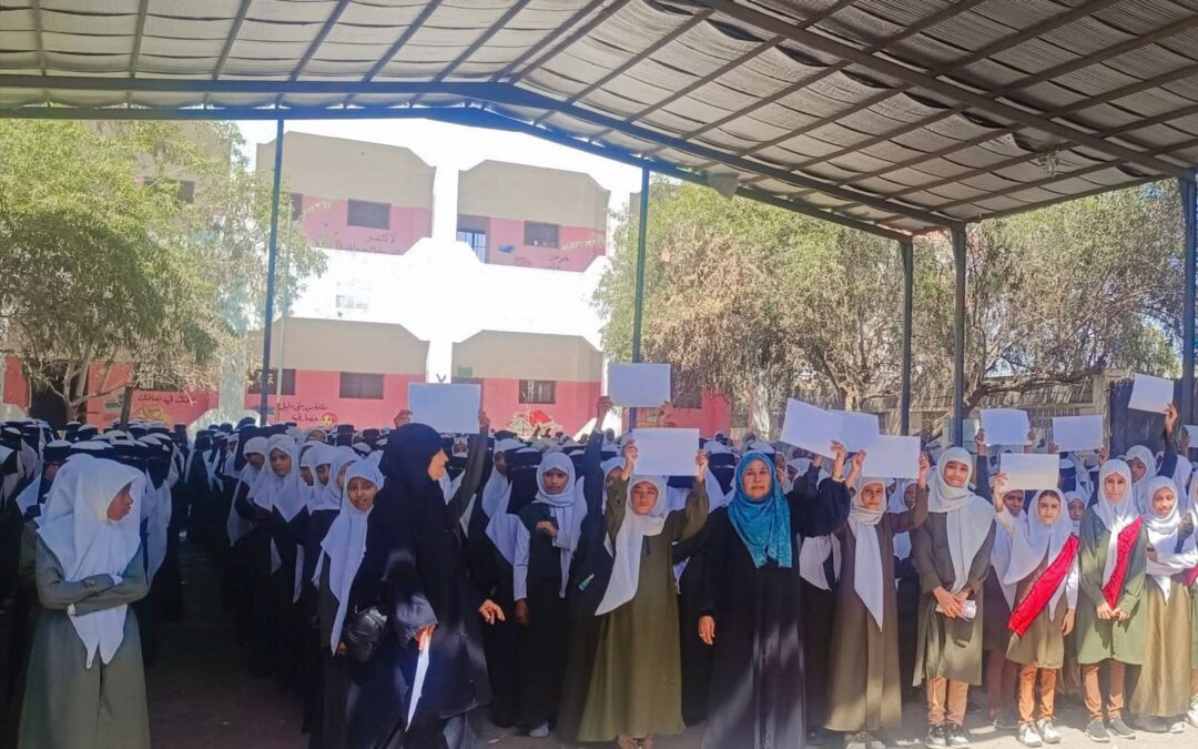 نساء وفتيات جعار ينفذن وقفة احتجاجية للمطالبة بالأمان ووقف حمل السلاح