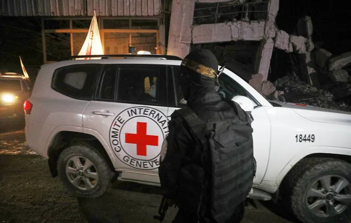 حماس تسلم الصليب الأحمر جثمان محتجز إسرائيلي جنوب غزة