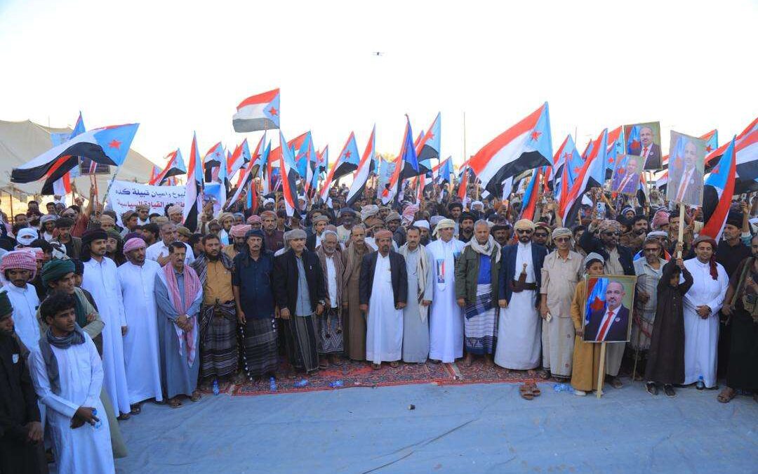 قبائل من المهرة ويافع وشبوة تعزز الزخم الشعبي في ساحة الاعتصام بالغيضة