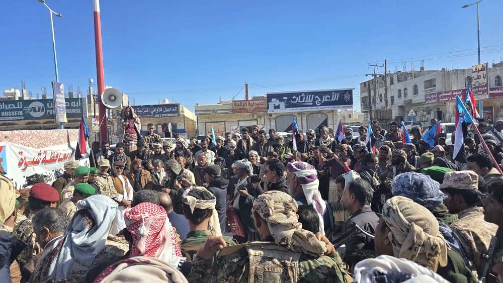 حشود جماهيرية من عتق تحتشد في ساحة الاعتصام بشبوة للمطالبة بإعلان دولة الجنوب
