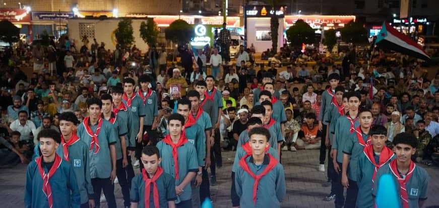 أمسية فنية وكرنفال طلابي ينعشان ساحة الاعتصام في عدن