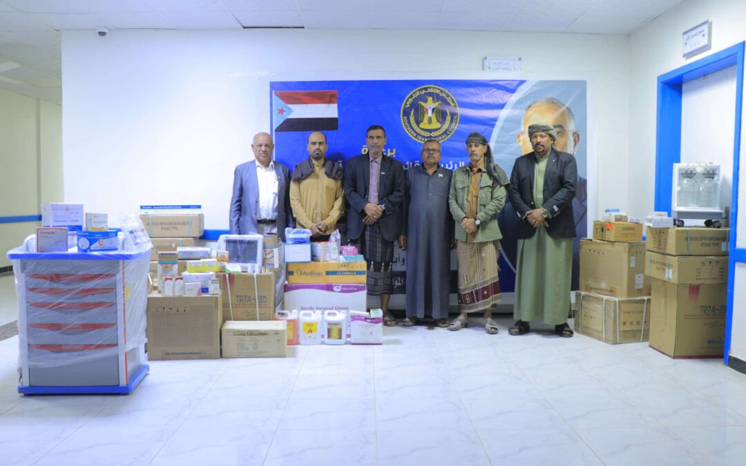 بدعم من الرئيس الزُبيدي.. انتقالي وادي وصحراء حضرموت يقدّم مساعدات طبية لمستشفى القطن