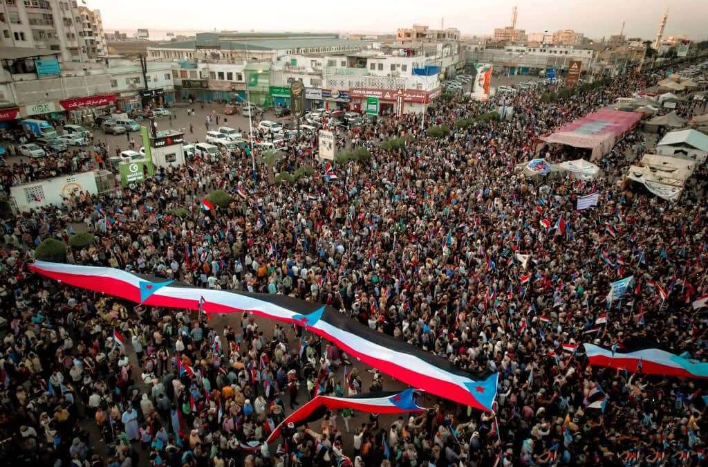 حشود جماهيرية كبيرة من الضالع تصل عدن دعماً لمطالب إعلان دولة الجنوب العربي