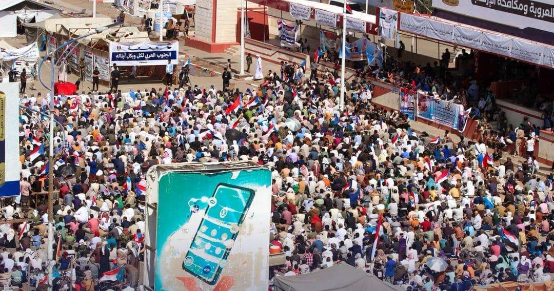 حشود جنوبية تؤدي صلاة جمعة الجنوب العربي لكل وبكل أبنائه في ساحة العروض بالعاصمة عدن
