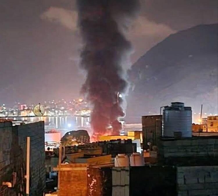 عقب انتهاء مهلة الإخلاء.. غارات جوية للتحالف تستهدف مواقع بميناء المكلا
