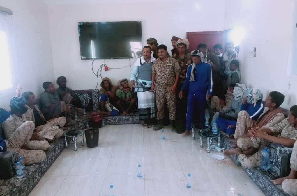 تنفيذًا لتوجيهات المحافظ بن الوزير… إطلاق سراح المغرر بهم في معسكر عارين ودعوتهم للعودة والاستفادة من العفو