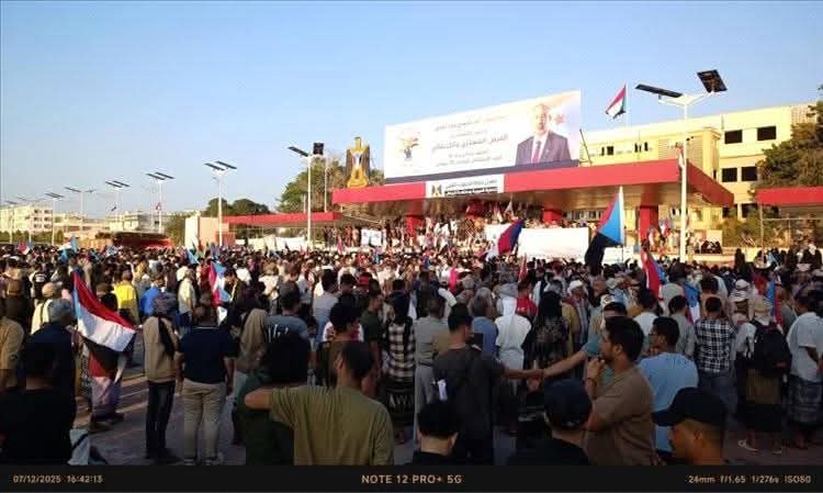 من قلب ساحة الاعتصام المفتوح بعدن.. أكاديميان يطلقان مبادرة دولية يومية لدعم حق شعب الجنوب العربي في استعادة دولته