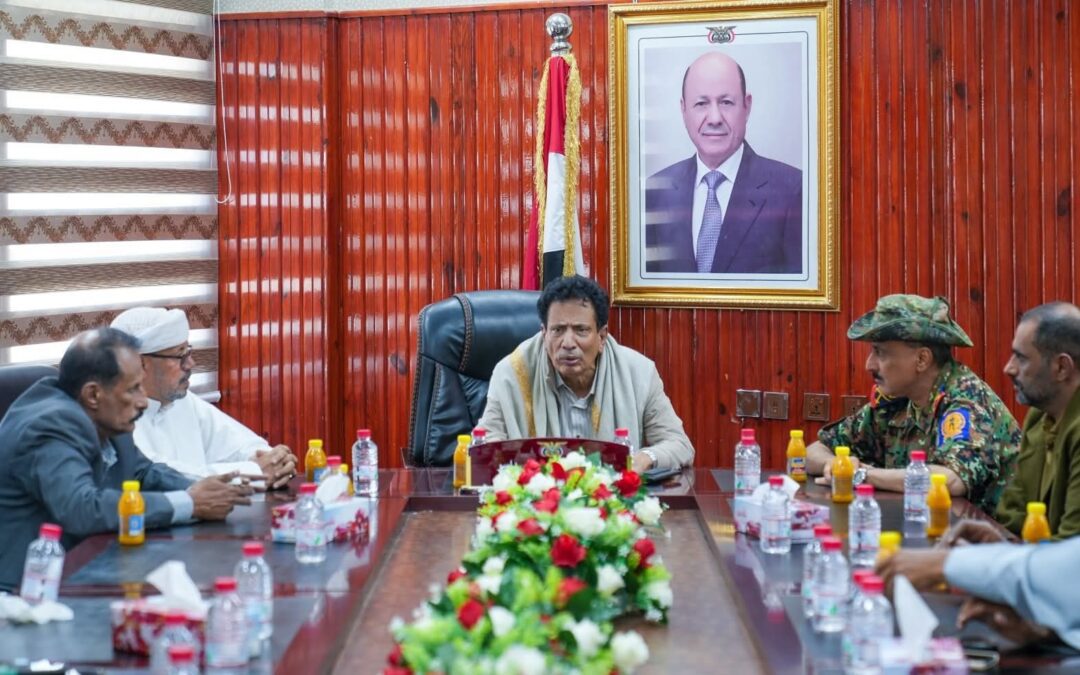 محافظ المهرة يلتقي اللواء باعش وقيادات المجلس الانتقالي ويؤكد أهمية توحيد الجهود للحفاظ على الأمن والاستقرار