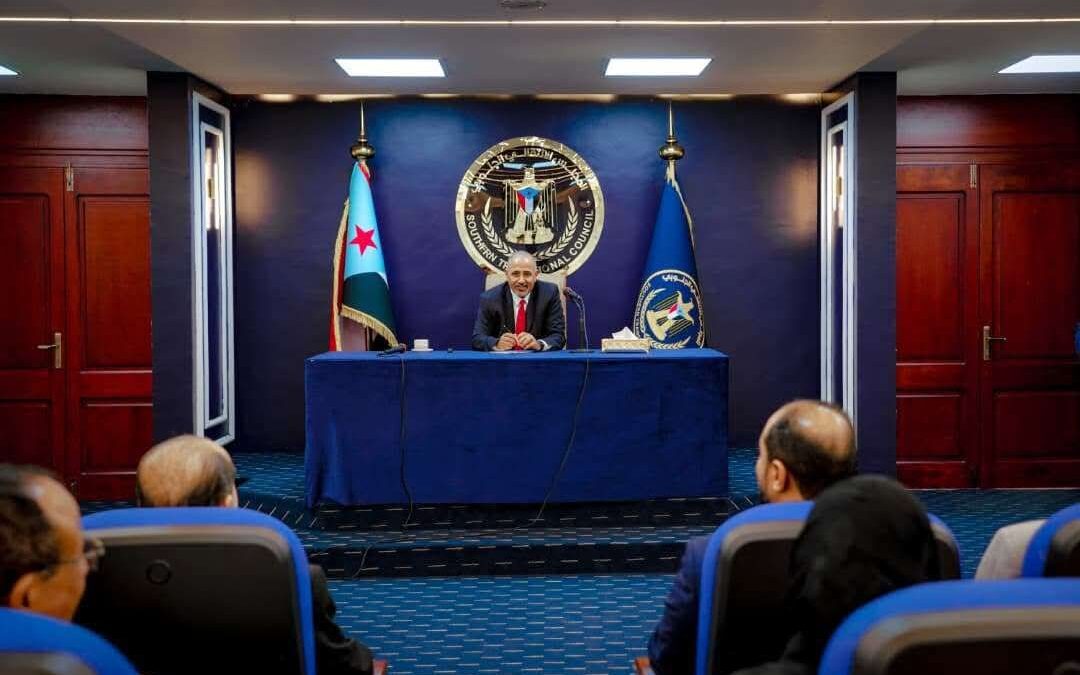 الرئيس الزُبيدي يعقد اجتماعًا موسعًا بقيادات المجلس الانتقالي الجنوبي