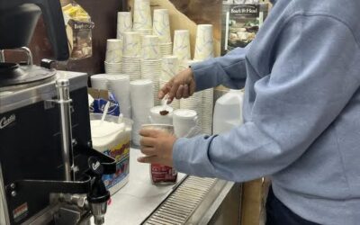 عضو مجلس النواب اليمني احمد سيف حاشد يعمل بائعًا للقهوة في أحد متاجر أمريكا