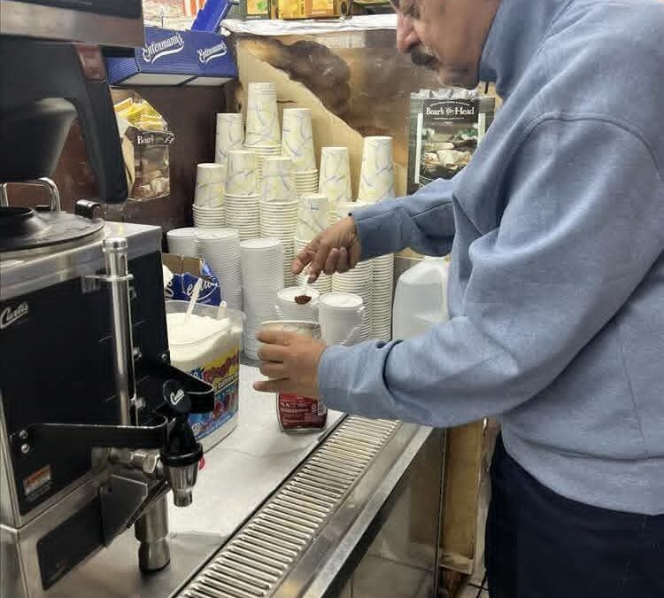 عضو مجلس النواب اليمني احمد سيف حاشد يعمل بائعًا للقهوة في أحد متاجر أمريكا