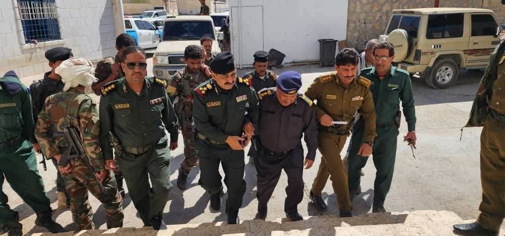مدير عام شرطة شبوة يتفقد الدفاع المدني وشرطة عتق ويشدد على رفع كفاءة الأداء والجاهزية الامنية..