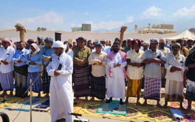 بحضور قيادة انتقالي سقطرى.. أبناء المحافظة يؤدون صلاة جمعة “الوفاء للمشروع العربي” بساحة الاعتصام
