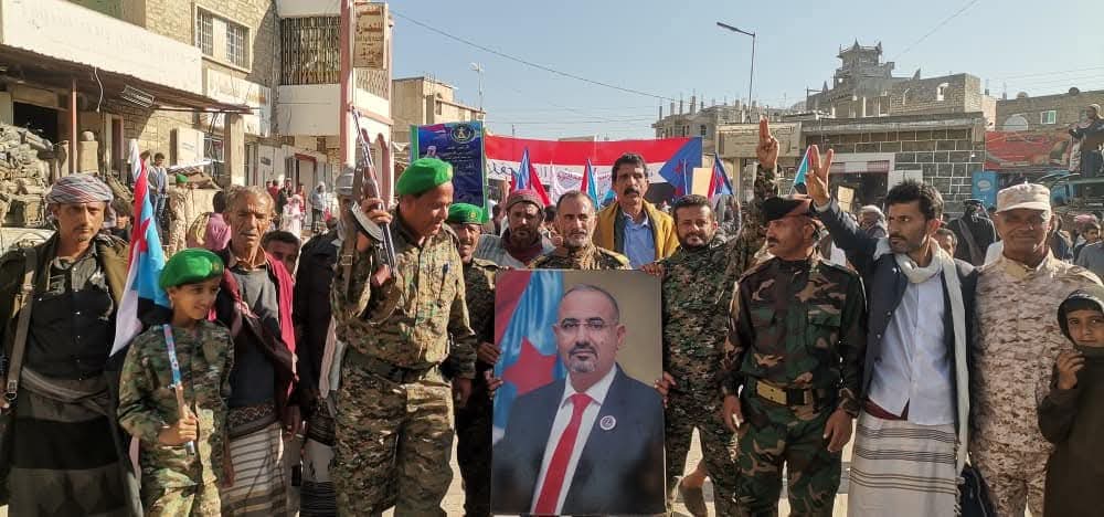 أبناء رصد يحتشدون احتفالًا بالنصر ويجددون دعمهم للقيادة الجنوبية للمطالبة بإعلان دولة الجنوب العربي