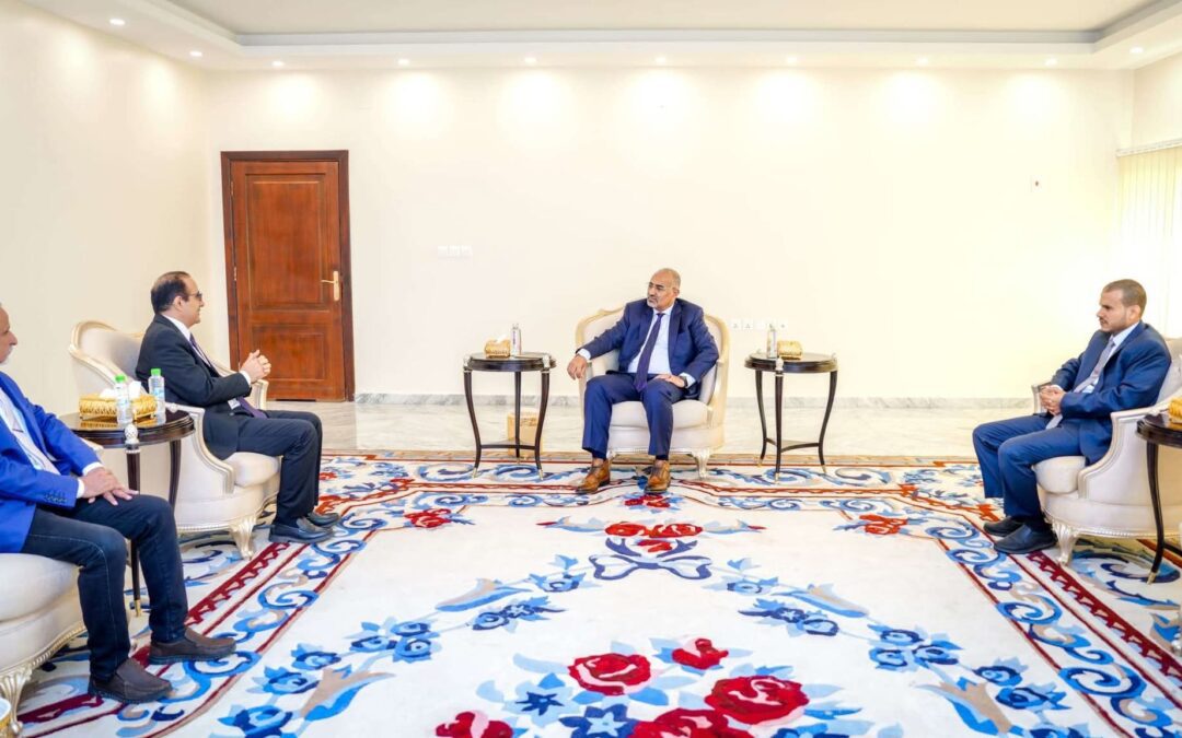 الرئيس الزُبيدي يطّلع على الوضع الصحي العام بالعاصمة عدن والمحافظات المحررة