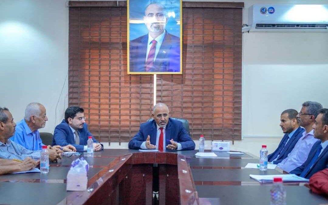 الرئيس الزُبيدي يزور وزارة المياه والبيئة ويطّلع على المشاريع المنفذة لتعزيز الموارد المائية