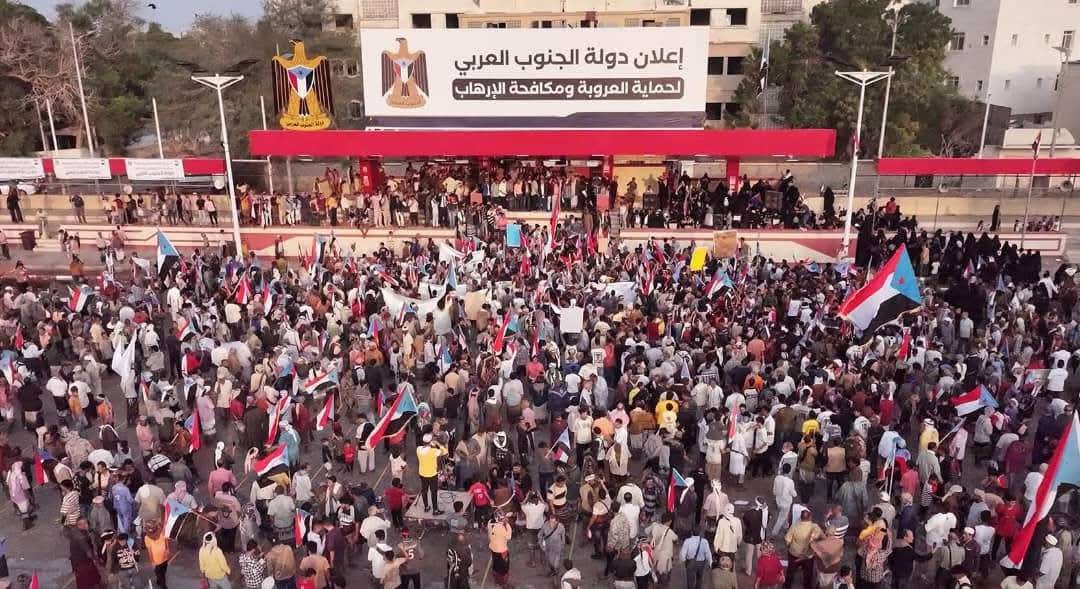 توافد جماهيري من أبين وشبوة إلى ساحة الاعتصام المفتوح بالعاصمة عدن
