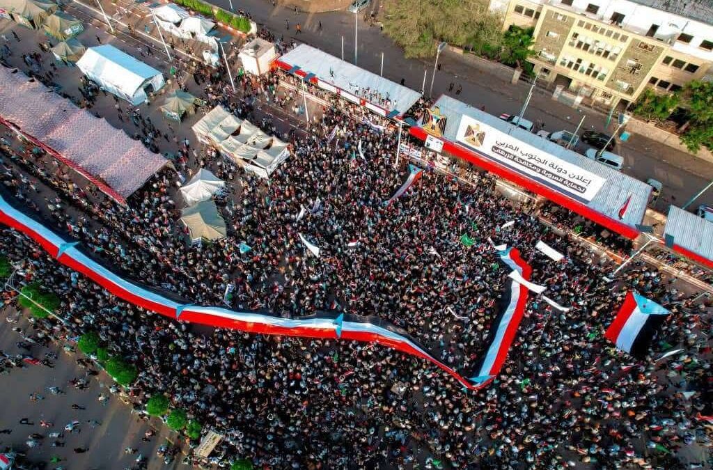 توافد جماهيري واسع لأبناء يافع إلى ساحة الاعتصام بالعاصمة عدن دعمًا لمطلب إعلان دولة الجنوب العربي