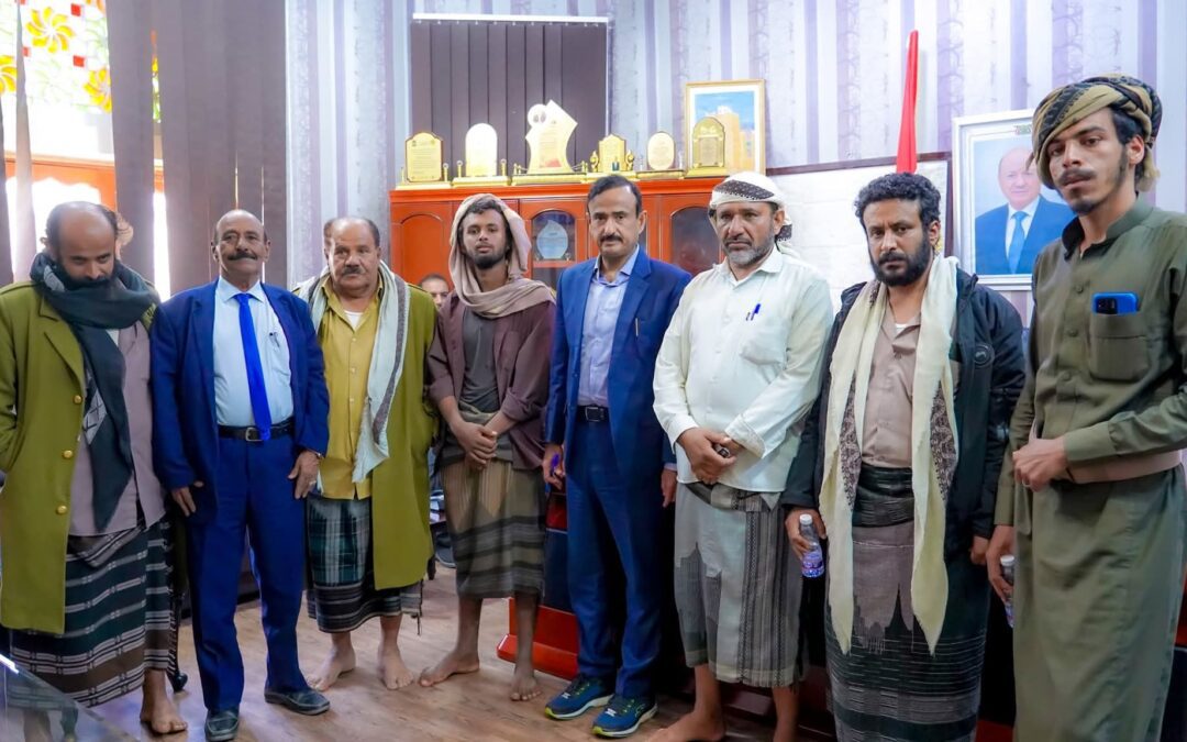 المحافظ بن الوزير يستقبل عددًا من المغرر بهم ويؤكد: العفو العام فرصة لطيّ صفحة الصراعات وتجريم أي مساس بأمن شبوة واستقرارها