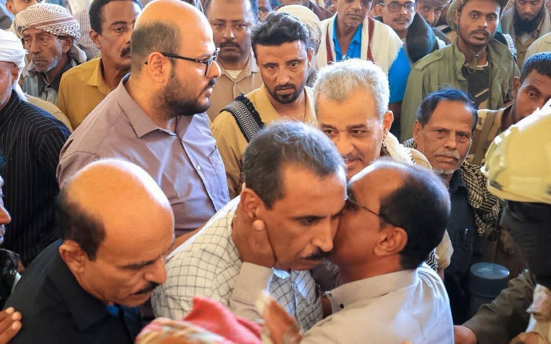 في موكب جنائزي مهيب.. باتيس يشارك في تشييع جثمان الشهيد البطل عمر العمودي بالمكلا