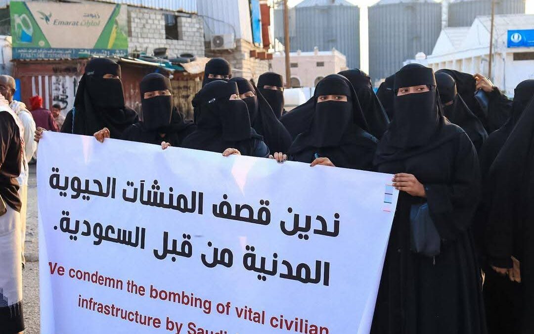 وقفة احتجاجية في المكلا تندد باستهداف الميناء وتطالب بحماية المنشآت المدنية