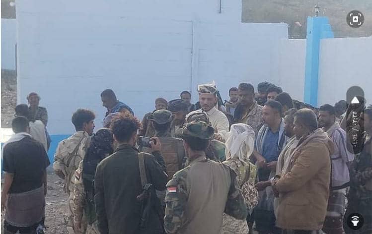 بحضور رئيس الهيئة التنفيذية بالمحافظة… رفع أعلام دولة الجنوب العربي على المرافق الحكومية في مديرية الوضيع