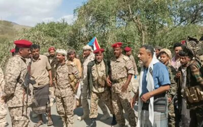رئيس تنفيذية انتقالي أبين يرفع علم دولة الجنوب العربي في جبهة ثرة بمشاركة قيادات أمنية وعسكرية