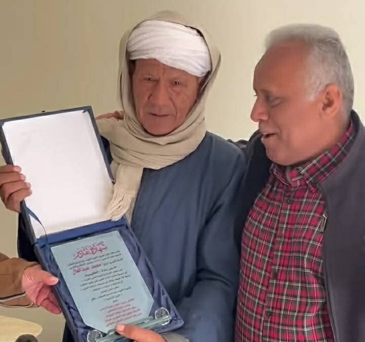 رحلة وفاء من يافع إلى صعيد مصر… خريجو ثانوية الشهيد عبدالرحمن قحطان يكرّمون معلمهم بعد 40 عاماً