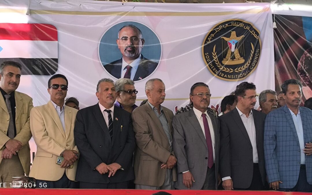 السلطة المحلية بكافة قوامها  بقيادة محافظ أبين تنضم إلى ساحة الاعتصام السلمي المطالب باستعادة دولة الجنوب