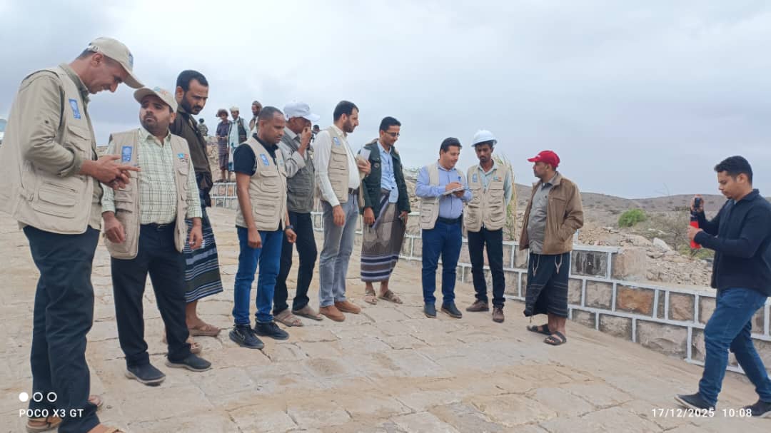 وكيل محافظة أبين حسين الجنيدي والمقدم رشدي العمري في زيارة تفقدية مشتركة لجبهة ثره