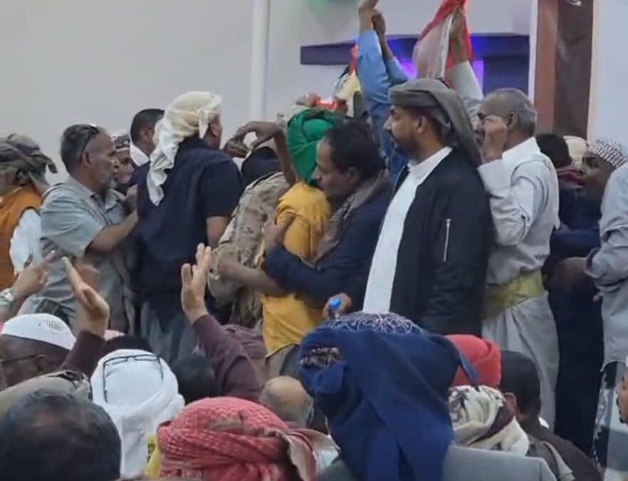 فيديو يشعل هتاف المشاركين بالروح بالدم نفديك ياجنوب في حضرموت في لقاء عام(فيديو)