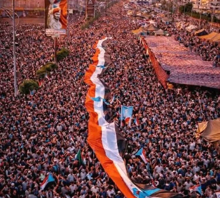 ساحة العروض بالعاصمة عدن تشهد أكبر حشدٍ جماهيريٍّ للمطالبة بإعلان دولة الجنوب العربي