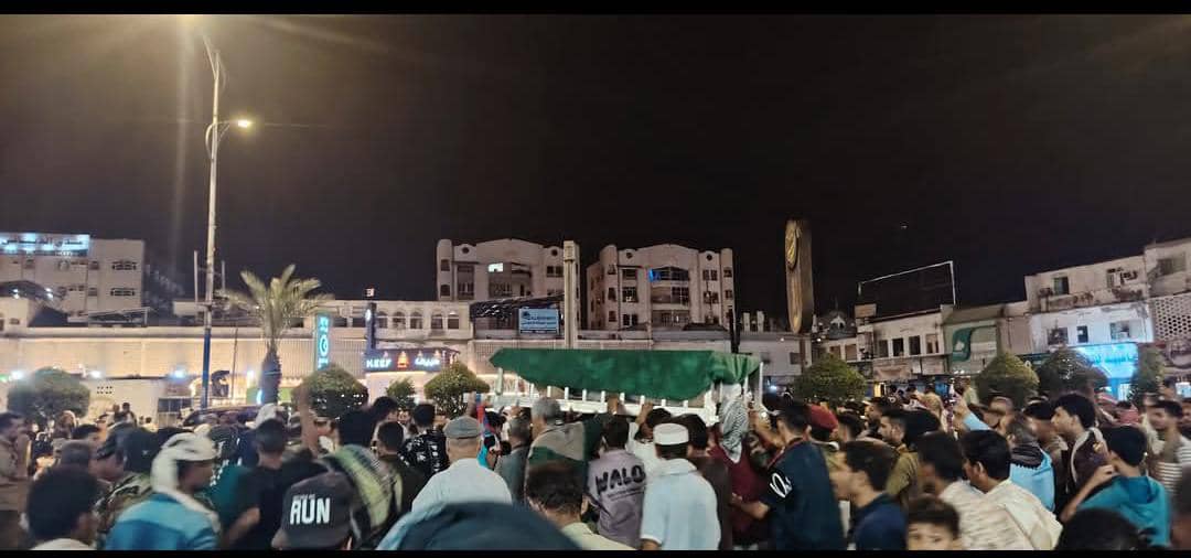 المعتصمون في ساحة العروض يودون  الصلاة على روح   الشهيد طارق الهيج الذي أستشهد في مواجهة المليشيات الحوثية في جبهة حد يافع