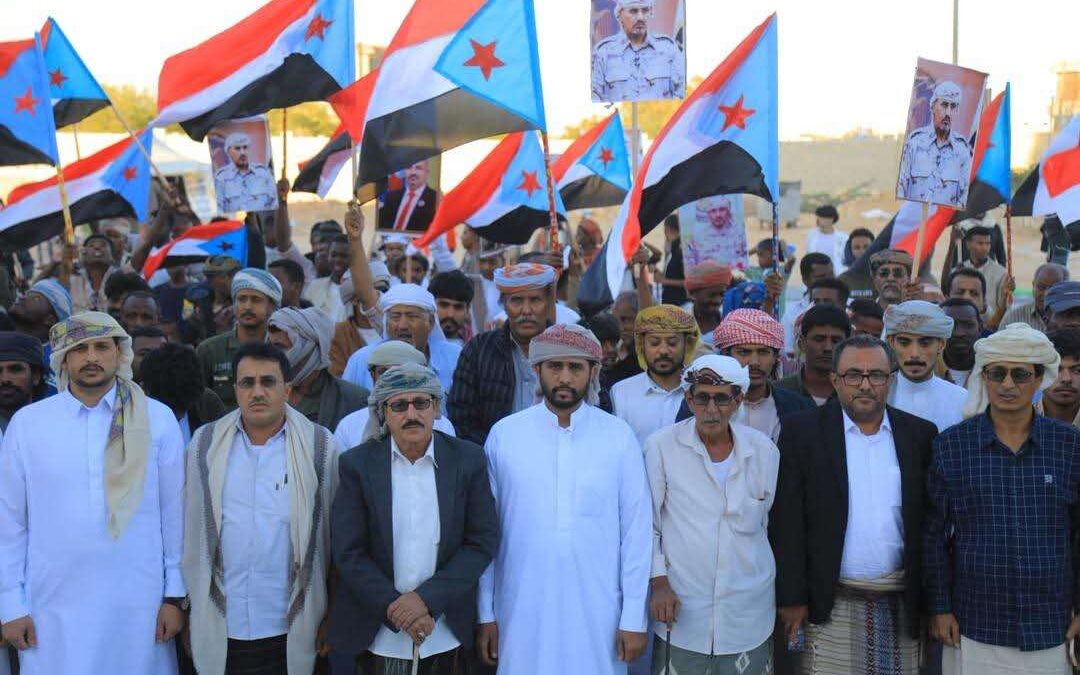 توافد جماهيري من قشن إلى ساحة الاعتصام بالغيضة دعماً لمطلب إعلان دولة الجنوب العربي