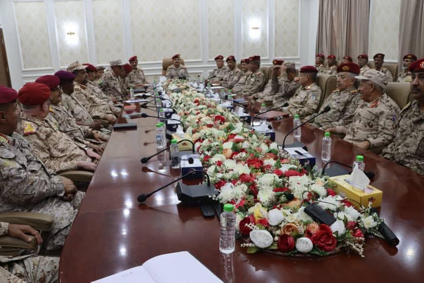 لمناقشة مستجدات الوضع الأمني والعسكري في محافظتي حضرموت والمهرة.. وزير الدفاع يترأس اجتماعًا موسعًا بقيادات الوزارة والهيئات والدوائر