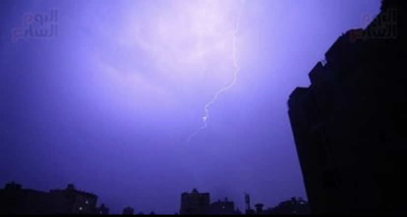 كيف يتكون البرق والرعد؟ تحذير عاجل من مخاطر الشحنات الكهربائية