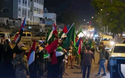 عدن تستقبل الوفد السعودي-الإماراتي بحشود ضخمة.. والجنوبيون يجددون مطلبهم: “استعادة الدولة أولًا”