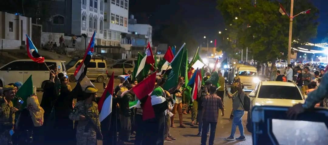 عدن تستقبل الوفد السعودي-الإماراتي بحشود ضخمة.. والجنوبيون يجددون مطلبهم: “استعادة الدولة أولًا”