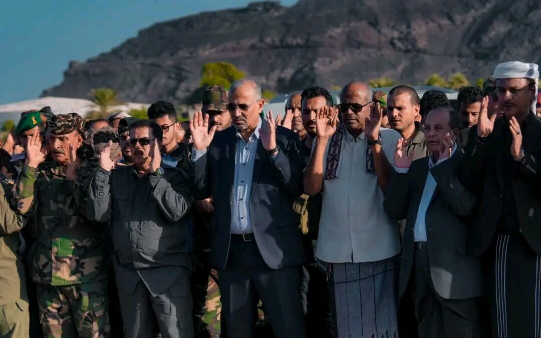 الرئيس الزُبيدي يؤدي صلاة الجنازة ويتقدّم جموع مُشيّعي شهداء عملية “المستقبل الواعد