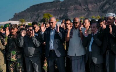 الرئيس الزُبيدي يؤدي صلاة الجنازة ويتقدّم جموع مُشيّعي شهداء عملية “المستقبل الواعد