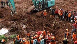 مقتل 7 أشخاص وفقدان 82 جراء انهيار أرضي في إندونيسيا