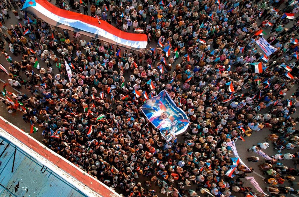 حشود أبين تصل ساحة الاعتصام المفتوح بالعاصمة عدن للمطالبة بإعلان دولة الجنوب العربي