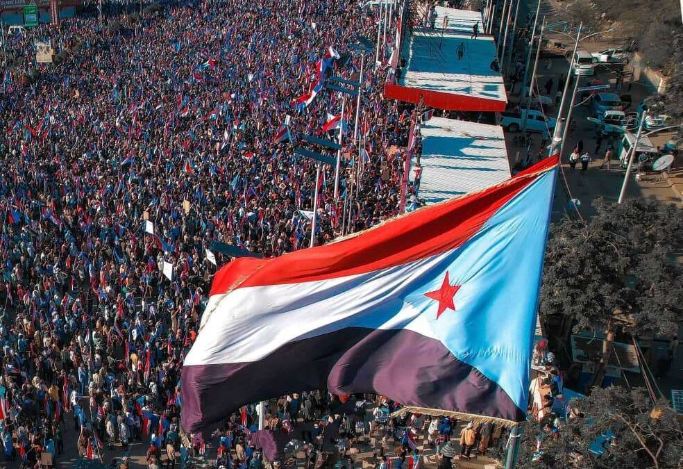 استجابة لدعوة الرئيس الزُبيدي .. أبناء الجنوب يحتشدون بالعاصمة عدن في مليونية تأييد الإعلان الدستوري “بيان’