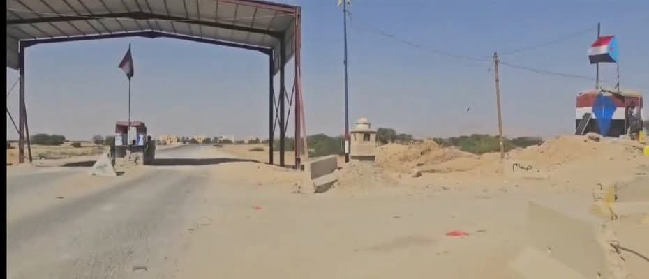 عاجل : أعلام الجنوب ترفرف فوق معسكر الخشعة ولاصحة لاخبار المطابخ الإخوانية بمغادرة القوات الجنوبية