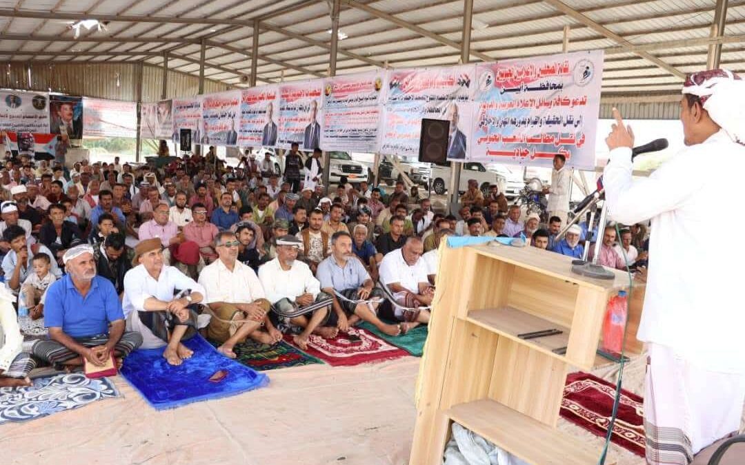 أبناء أبين يؤدّون صلاة الجمعة تحت شعار “الوفاء للحليف الصادق” في ساحة الاعتصام بزنجبار